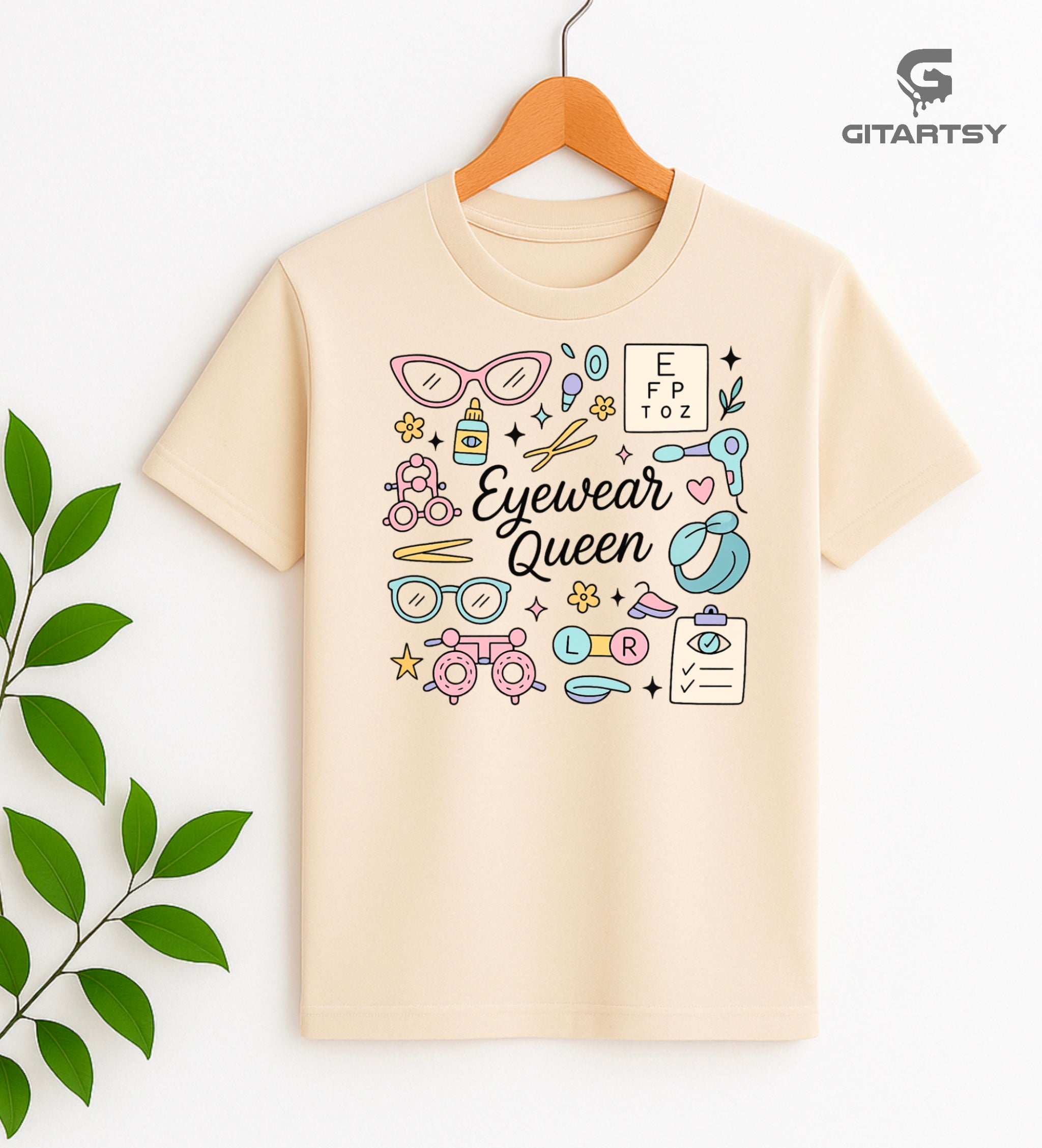 A beige t-shirt with pastel-coloured optometry icons and the words "Eyewear Queen" – ideal gift for opticians and eye specialists.