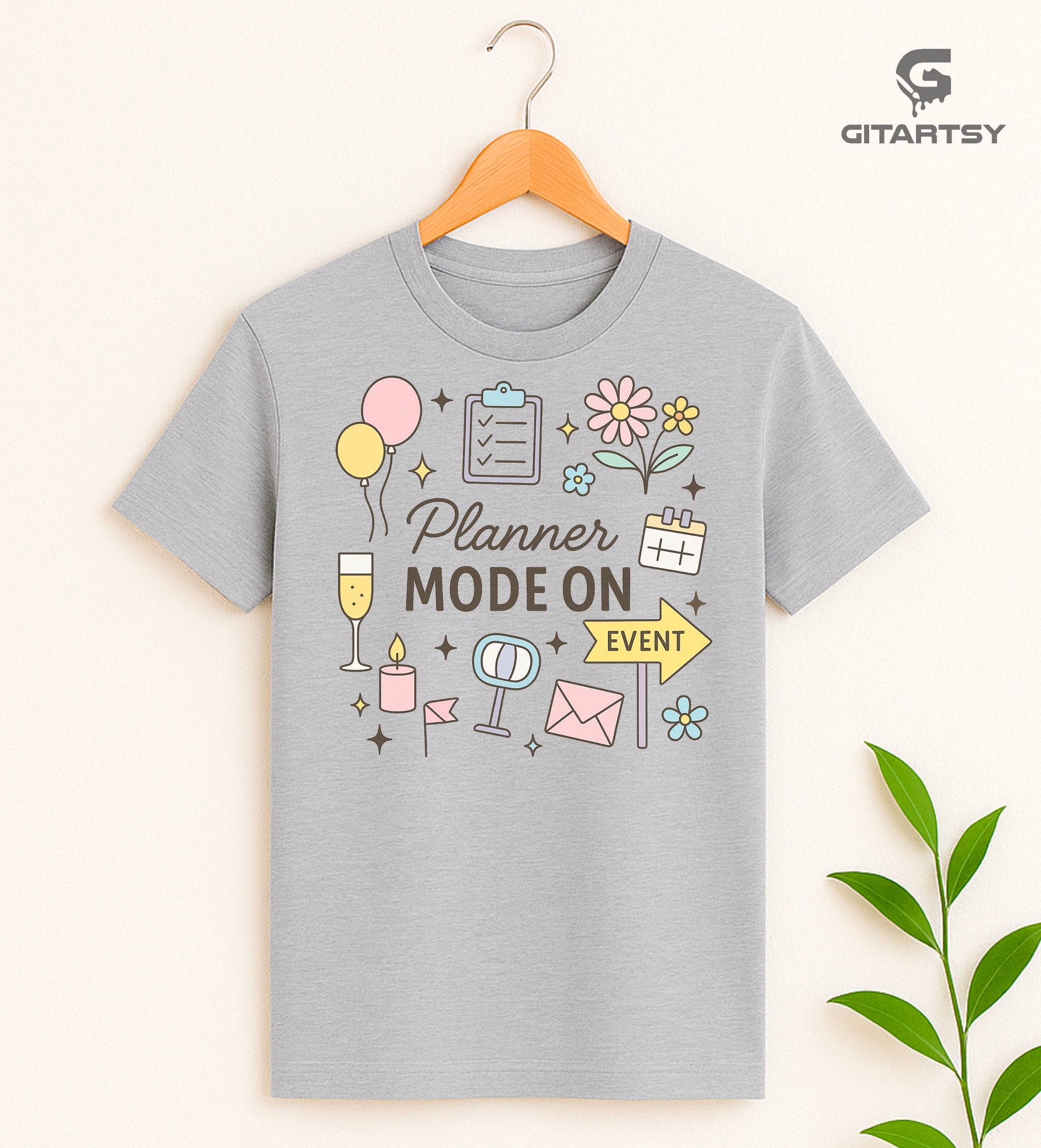 Cotton T-shirt with pastel icons and the quote "Planner Mode On", featuring balloons, flowers, a calendar, champagne glass, microphone, and party elements – ideal for event planners and party professionals.