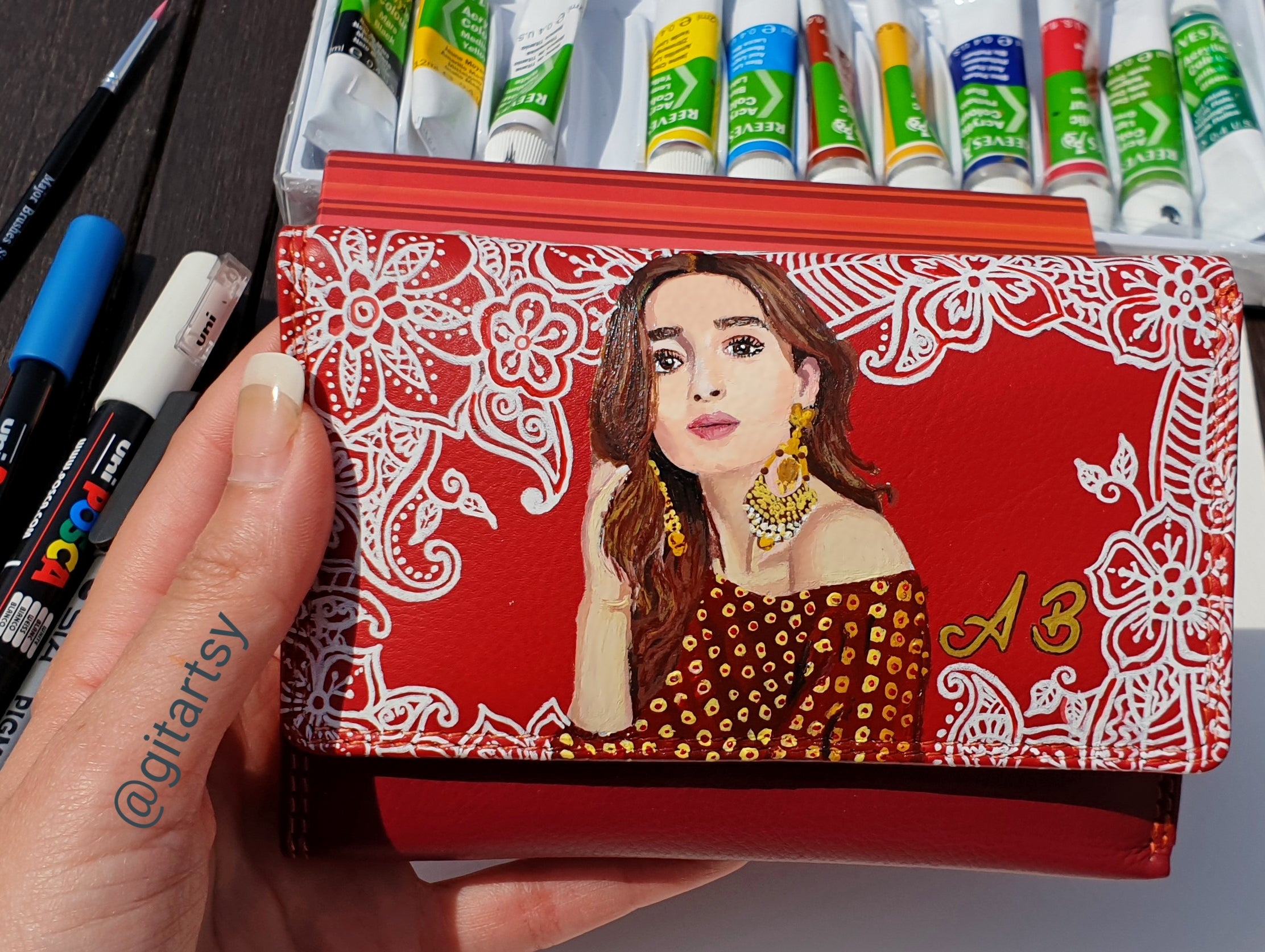 A hand-painted leather wallet featuring a custom portrait of a person, pet, or loved one. The painting is detailed, colourful, and made using premium-quality waterproof leather paints. Ideal for gifting or personal keepsakes, this wallet showcases artistic craftsmanship and premium leatherwork.

