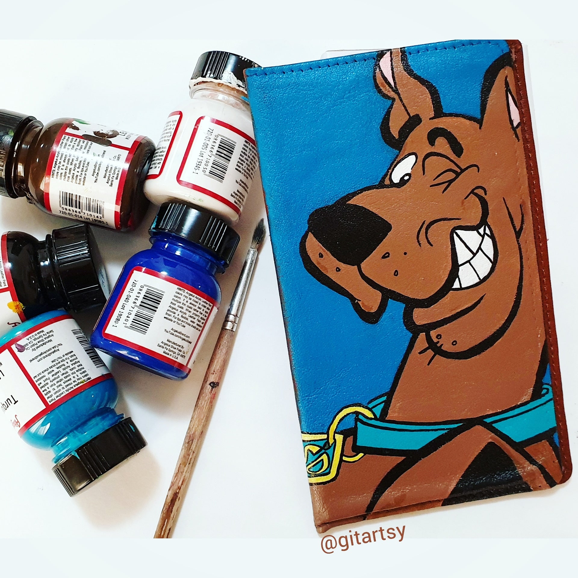 A hand-painted leather wallet featuring a custom portrait of a person, pet, or loved one. The painting is detailed, colourful, and made using premium-quality waterproof leather paints. Ideal for gifting or personal keepsakes, this wallet showcases artistic craftsmanship and premium leatherwork.


