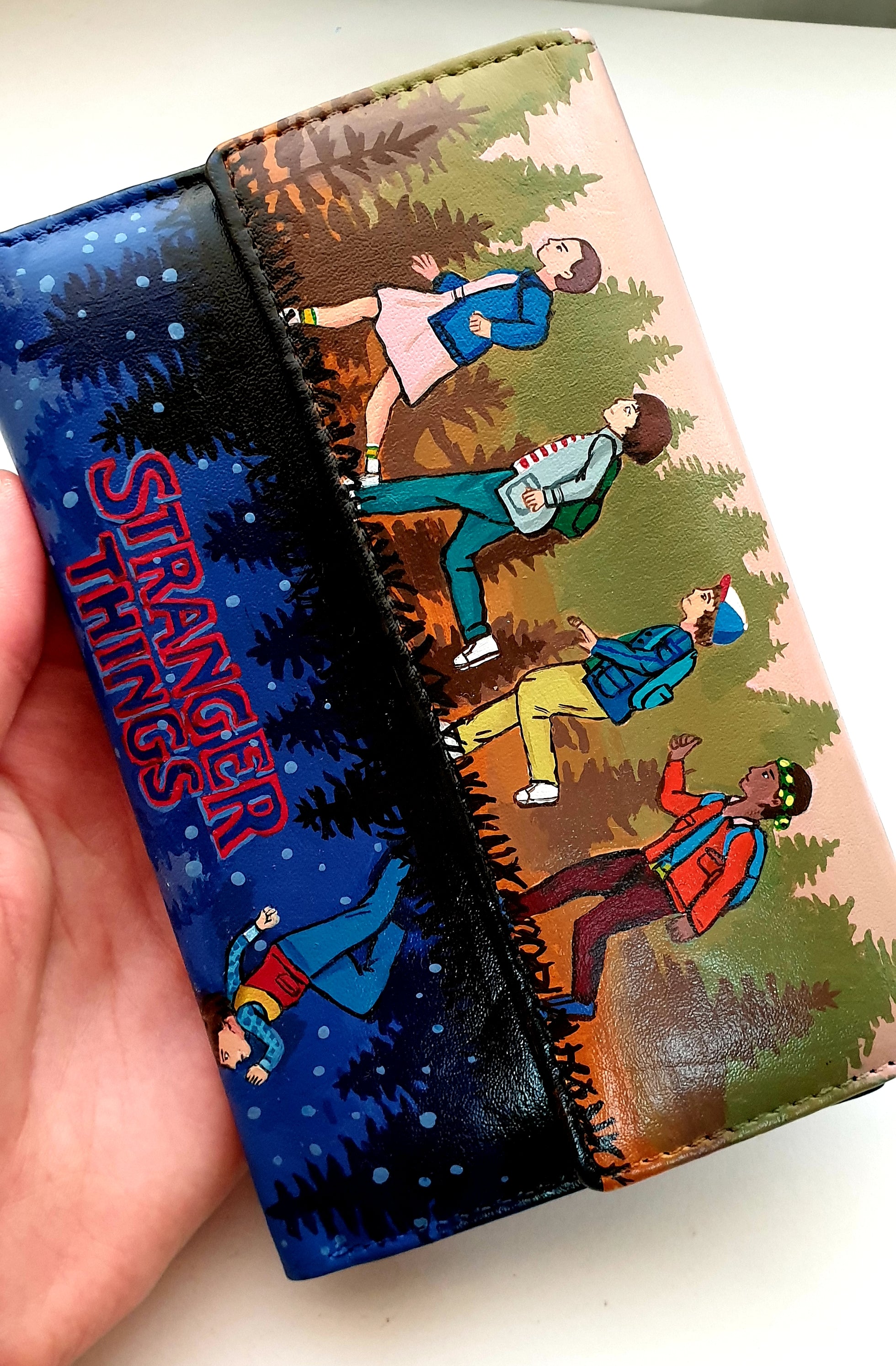 A hand-painted leather wallet featuring a custom portrait of a person, pet, or loved one. The painting is detailed, colourful, and made using premium-quality waterproof leather paints. Ideal for gifting or personal keepsakes, this wallet showcases artistic craftsmanship and premium leatherwork.

