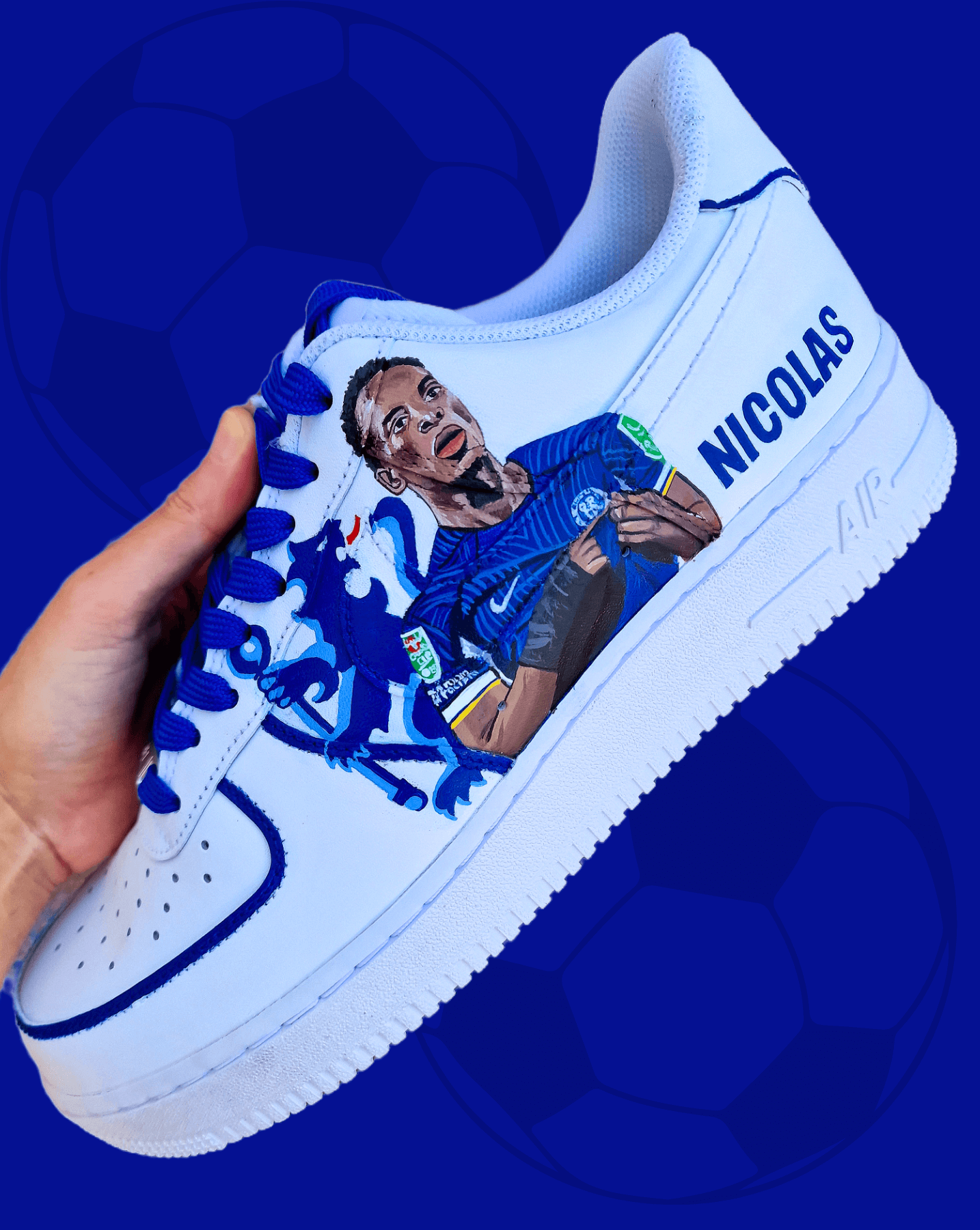 Custom hand-painted white sneakers featuring Chelsea FC’s Nicolas Jackson in vivid blue match kit, complete with the club badge and Senegal flag-inspired Nike swoosh. Designed by Gitartsy, the artwork includes realistic player portraits, fine detailing, and premium waterproof paint, making these shoes a perfect blend of fashion and football art.

