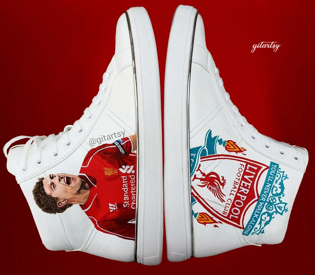Custom hand-painted white sneakers featuring iconic football legends in team kits, including club crests and themed accents. Created by Gitartsy, each shoe includes bold illustrations, waterproof paint, and personalized elements, making them a premium collectible for fans and sneakerheads alike.

