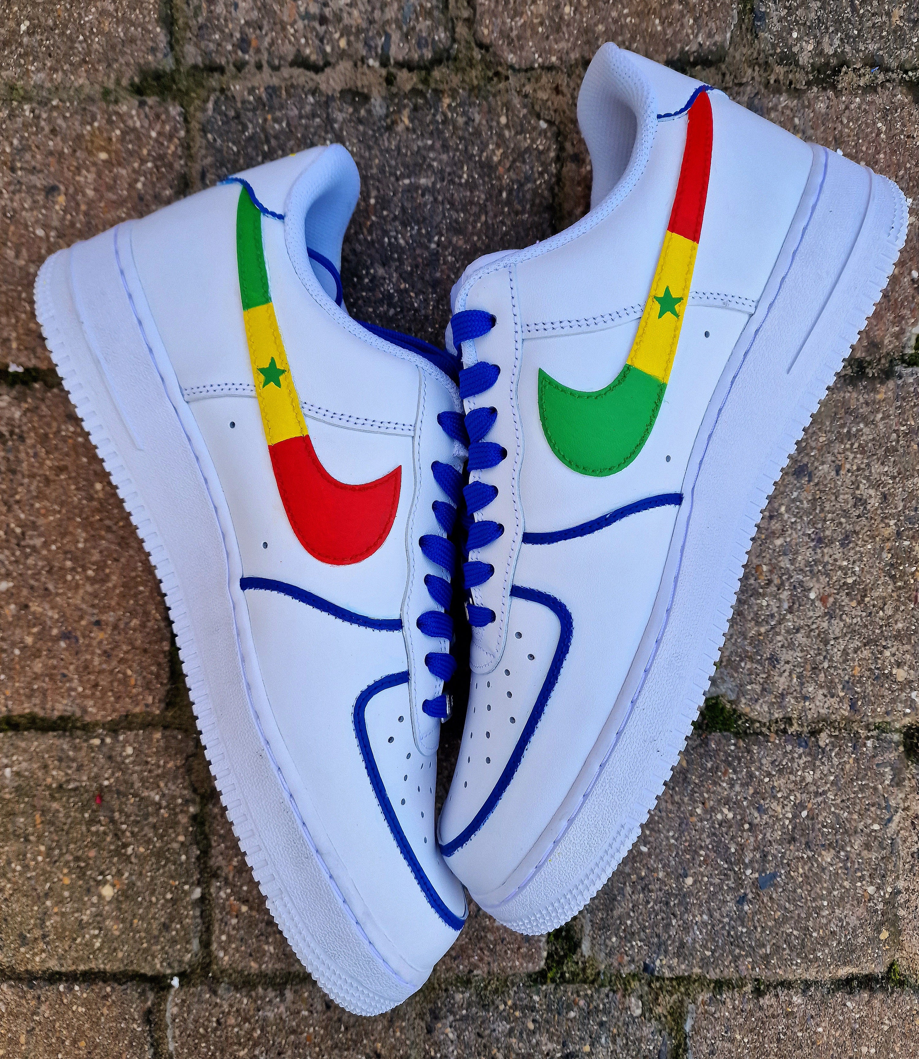 Custom hand-painted white sneakers featuring Chelsea FC’s Nicolas Jackson in vivid blue match kit, complete with the club badge and Senegal flag-inspired Nike swoosh. Designed by Gitartsy, the artwork includes realistic player portraits, fine detailing, and premium waterproof paint, making these shoes a perfect blend of fashion and football art.

